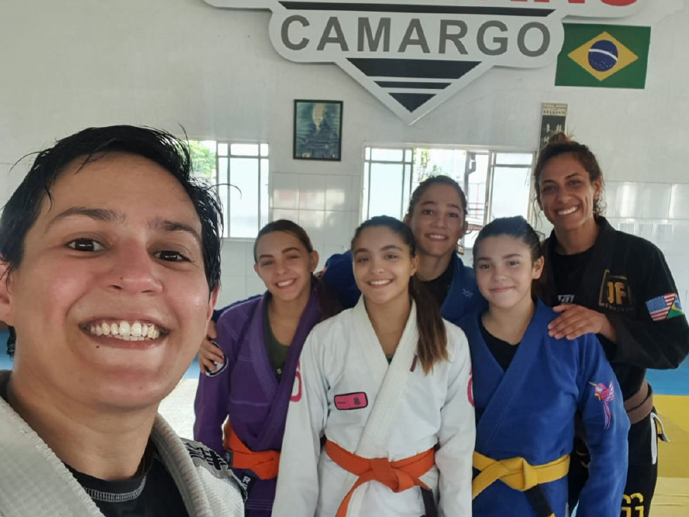 Turma de Jiu-Jítsu feminino da Academia Calasans Camargo