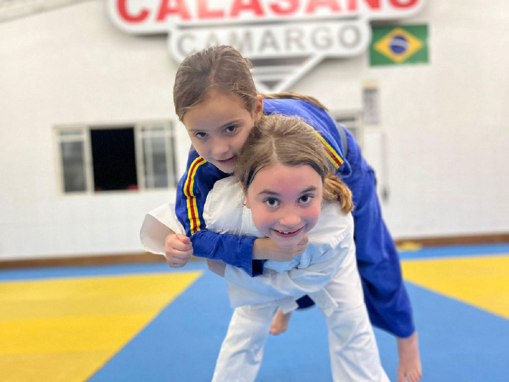 Criança treinando projeção de judô