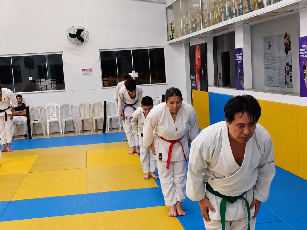 Treino de Karatê Shotokan em grupo na Academia Calasans Camargo
