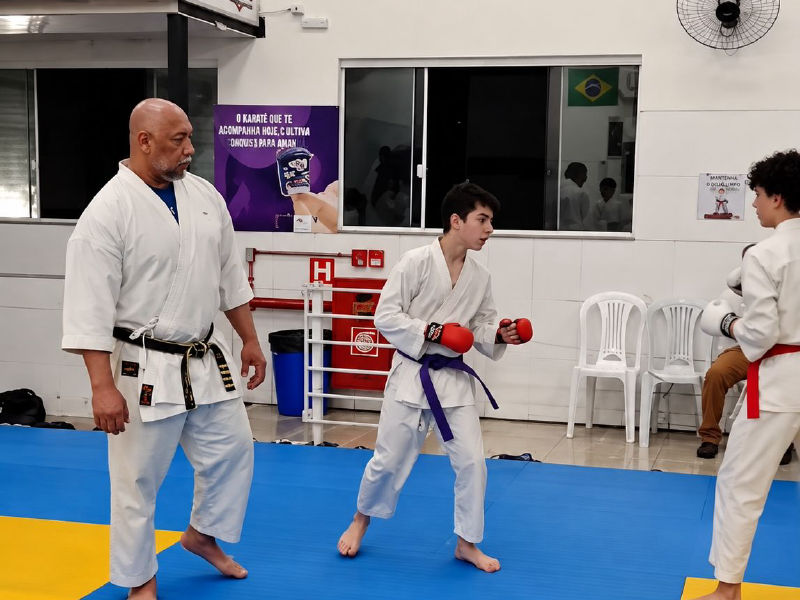 Sensei Cláudio Santos orientando alunos no Karatê Shotokan