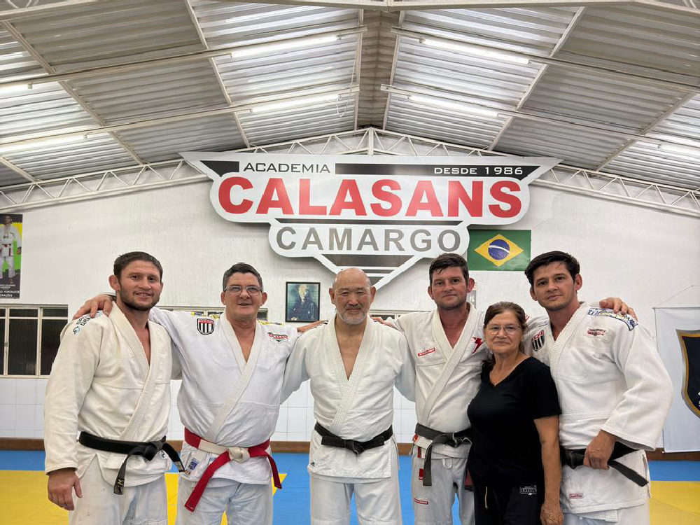 Família Calasans Camargo com Arthur Hashimoto, sob o letreiro da academia